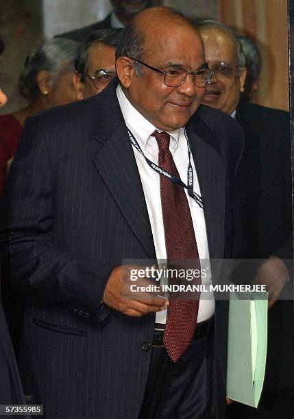 Yv Reddy Rbi India Monetary Policy Announcement Photos and Premium High Res Pictures ...