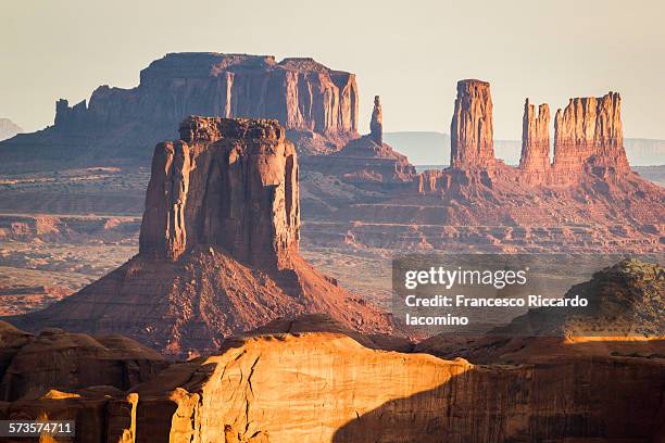the mittens and the three sisters - monument valley stockfoto's en -beelden