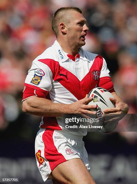 Sean Long of St. Helens in action during the Engage Super League match between St. Helens and Wigan Warriors at Knowsley Road on April 14, 2006 in St...