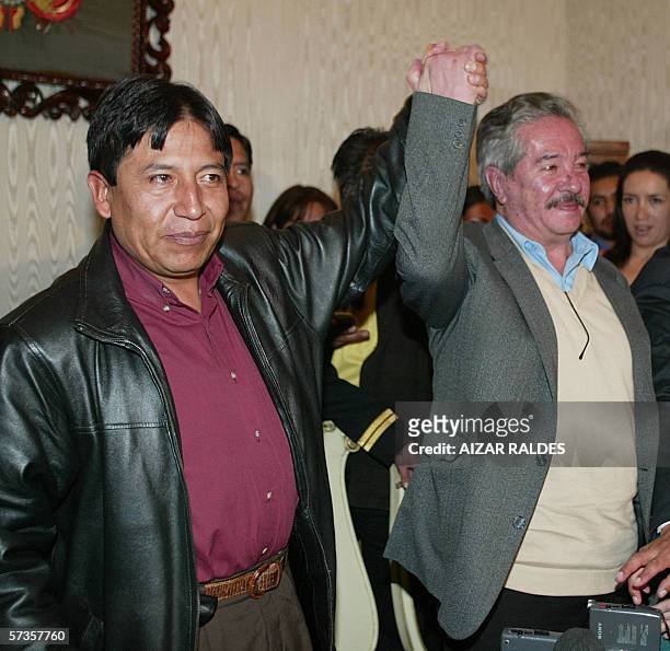 El canciller boliviano David Choquehuanca levanta la mano de Jose Enrique Pinelo, designado como nuevo consul de Bolivia en Chile, durante la...