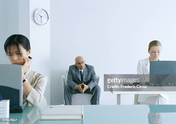 office, boss watching employees work - overwerkt stockfoto's en -beelden