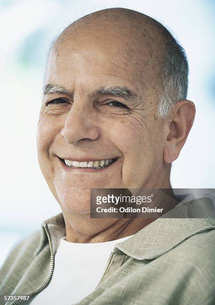 senior man smiling - tre quarti foto e immagini stock