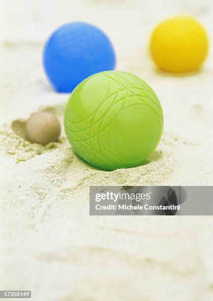 petanque balls in sand - boules stock-fotos und bilder