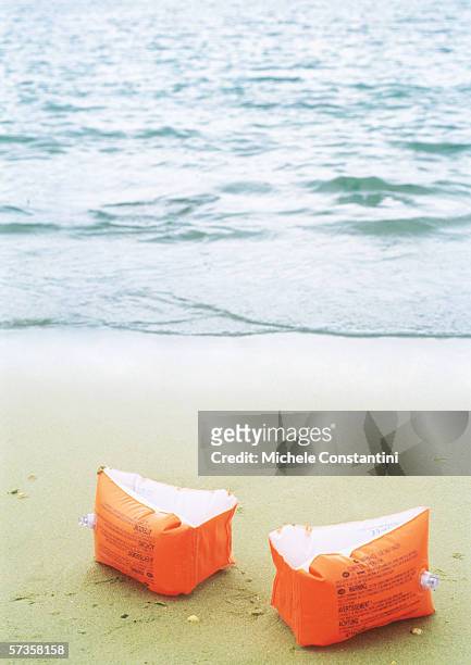 floaties on beach - braçadeira - fotografias e filmes do acervo