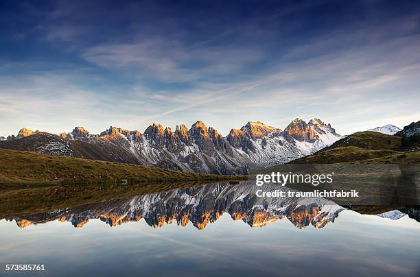 kalkkögel at sunset - état fédéré du tyrol photos et images de collection