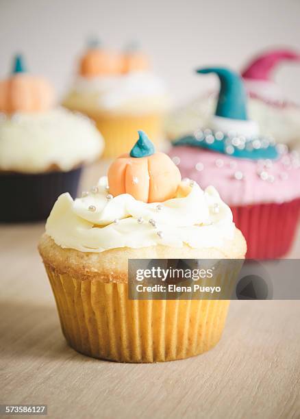 halloween cupcakes - cupcake fotografías e imágenes de stock