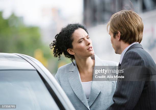 businesswoman and man speaking next to car - man shock stockfoto's en -beelden