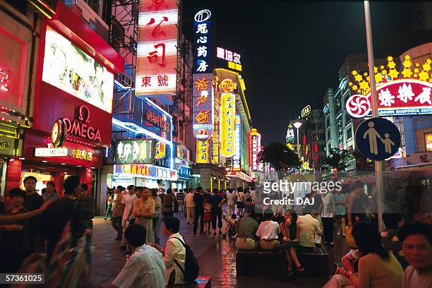 nanjing road, neon signs, night - calle de nanjing fotografías e imágenes de stock