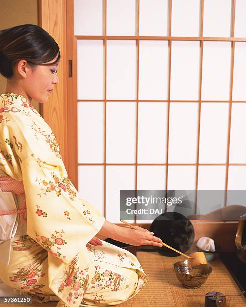 woman in kimono holding bamboo dipper - bamboo dipper photos et images de collection