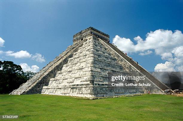 kulkulcan pyramid, chichen itza, mexico - kukulkan pyramid stock pictures, royalty-free photos & images