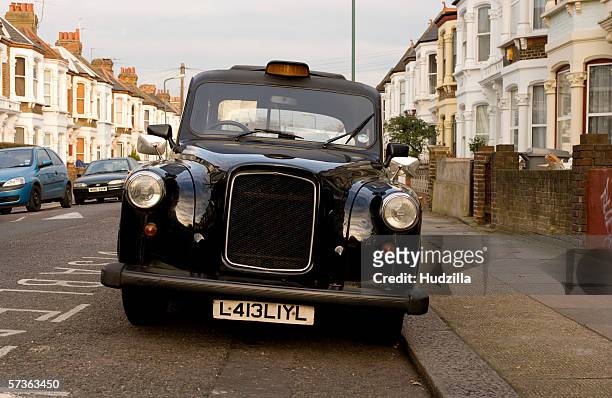 black cab in london, england - london taxi stock-fotos und bilder