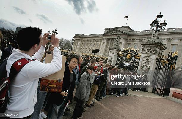 Tourists gather outside Buckingham Palace before the Queen's 80th Birthday Lunch on April 19, 2006 at Buckingham Palace in London, England. TRH Queen...