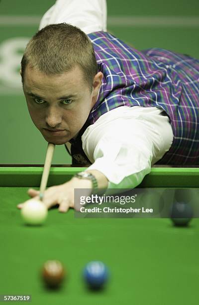 Stephen Hendry in action against Nigel Bond during the First Round of 888.com World Snooker Championships at the Crucible Theatre on April 19, 2006...