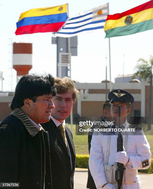 El presidente de Bolivia Evo Morales es recibido por el vicepresidente de Paraguay Luis Castiglione el 19 de abril de 2006 en el aeropuerto Silvio...