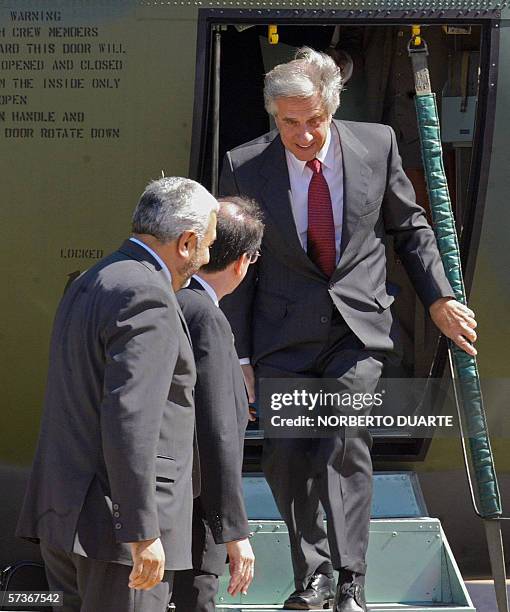 El presidente de Uruguay Tabare Vazquez llega el aeropuerto Internacional Silvio Petirossi de Asuncion el 19 de abril de 2006. Vazquez y su homologo...