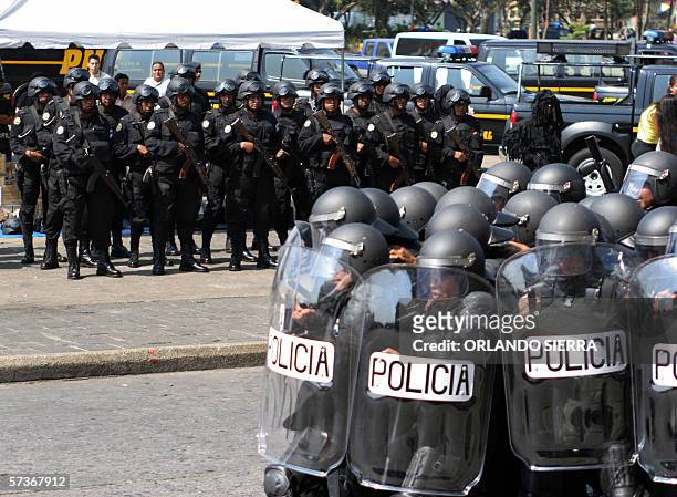 Agentes antimotines y de reaccion inmediata de la Policia Nacional Civil realizan ejercicios en la Plaza de la Constitucion de Ciudad de Guatemala,...