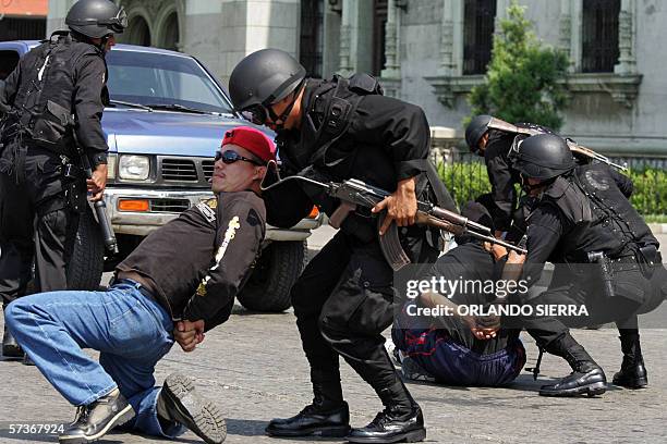 Agentes antimotines y de reaccion inmediata de la Policia Nacional Civil , realizan simulacros de captura en la Plaza de la Constitucion de Ciudad de...