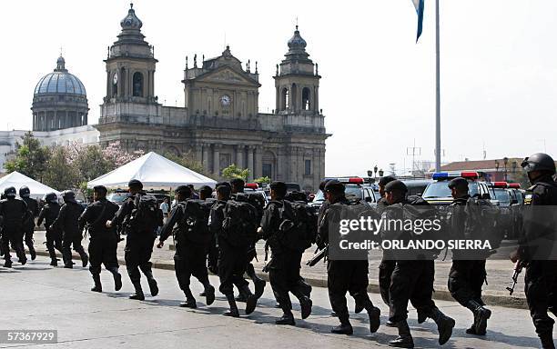 Agentes antimotines y de reaccion inmediata de la Policia Nacional Civil realizan ejercicios en la Plaza de la Constitucion de Ciudad de Guatemala,...