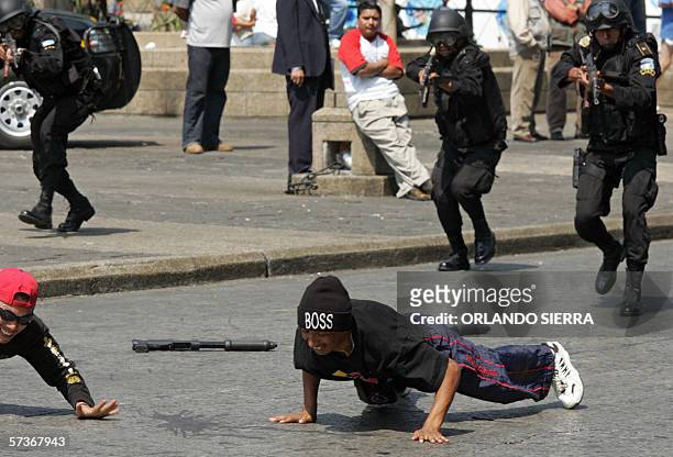 Agentes antimotines y de reaccion inmediata de la Policia Nacional Civil realizan simulacros de captura en la Plaza de la Constitucion de Ciudad de...