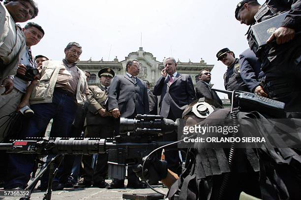 El presidente de Guatemala, Oscar Berger y el ministro de la Defensa, Francisco Bermudez , observan a un francotirador durante la entrega de equipo...