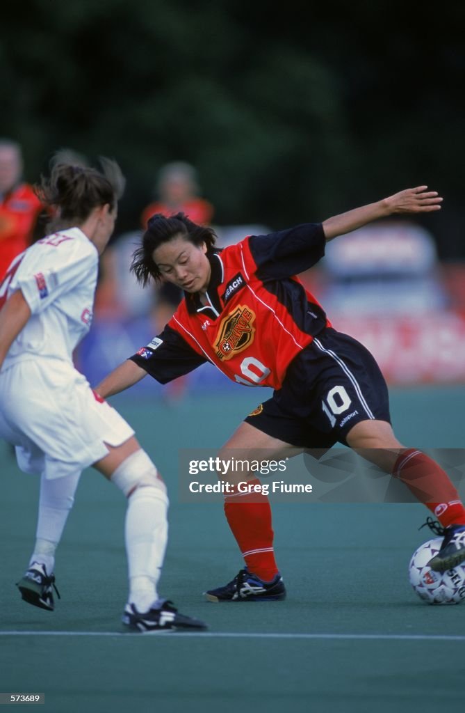 Li Ailing Liu Ailing of the Philadelphia Charge fights to control the ball ...
