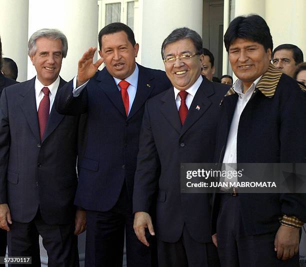 Los presidentes Tabare Vazquez de Uruguay, Hugo Chavez de Venezuela, Nicanor Duarte de Paraguay y Evo Morales de Bolivia, posan en la puerta del...