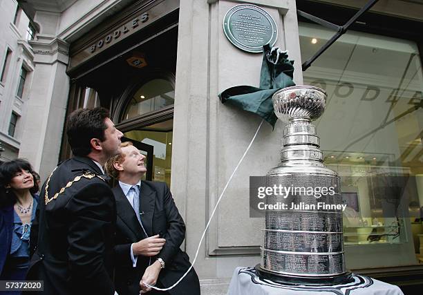 The Lord Mayor of London and Lord Derby reveals a plaque outside Boodles shop on Regent Street to show where Lord Stanley brought the trophy in 1892...