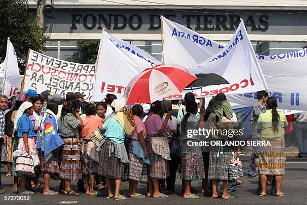 Mujeres campesinas indigenas protestan frente a las instalaciones del Fondo de Tierra, al sur de Ciudad de Guatemala, el 20 de abril de 2006. Miles...