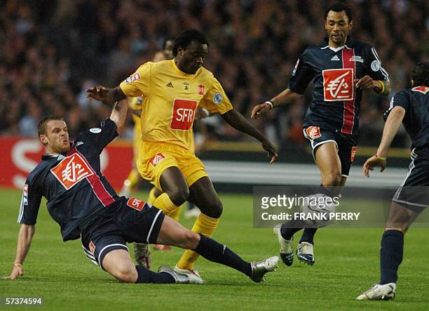 Paris' defender Sylvain Armand and midfielder Edouard Cisse vie with Nantes' midfielder Dennis Oliech during their football French cup semi final...