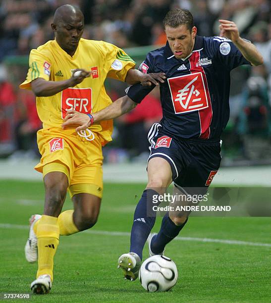 Nantes' Malian forward Mamadou Diallo vies with Paris' defender Sylvain Armand during their French cup semi final football match, 20 April 2006 in...