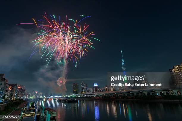 sumida fireworks and tokyo sky tree - rivière sumida photos et images de collection