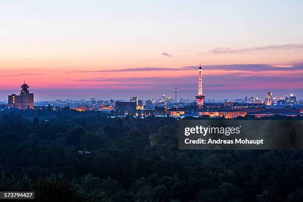 panoramic view at sunrise of berlin - tour de la radio de berlin photos et images de collection
