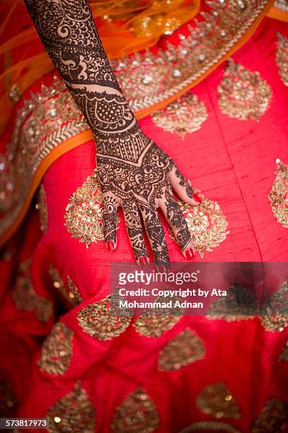 henna on bride's hand - bangladeshi bride 個照片及圖片檔