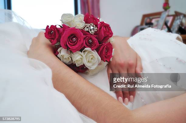 noiva deitada com bouquet de rosas - noiva bildbanksfoton och bilder