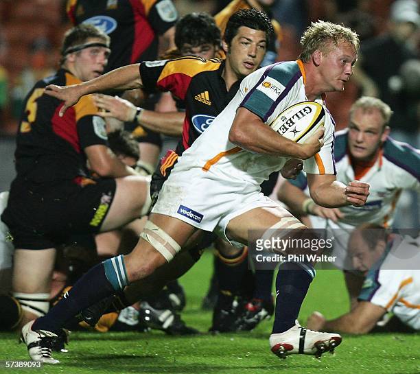 Frans Viljon of the Cheetahs makes a break during the Round 11 Super 14 match between the Chiefs and the Cheetahs at Waikato Stadium April 21, 2006...
