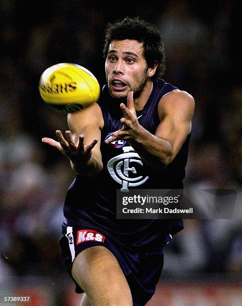 Setanta O"Hailpin for the Blues mark during the round four AFL match between the Carlton Blues and the Hawthorn Hawks at theTelstra Dome April 21,...