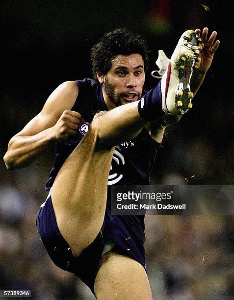 Setanta O"Hailpin for the Blues kicks for goal during the round four AFL match between the Carlton Blues and the Hawthorn Hawks at theTelstra Dome...