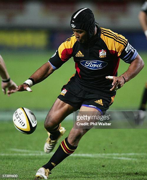 Sam Tuitupou of the Chiefs in action during the Round 11 Super 14 match between the Chiefs and the Cheetahs at Waikato Stadium April 21, 2006 in...