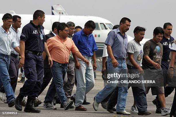 Convictos guatemaltecos arriban a la Fuerza Aerea Guatemalteca al sur de Ciudad de Guatemala, provenientes de Mexico, el 21 de abril de 2006. Nueve...