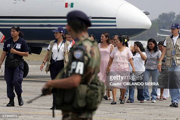 Convictas guatemaltecas llegan a la Fuerza Aerea Guatemalteca al sur de Ciudad de Guatemala, provenientes de Mexico, el 21 de abril de 2006. Nueve...