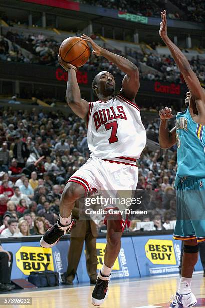 Ben Gordon of the Chicago Bulls goes to the basket against the New Orleans/Oklahoma City Hornets at the United Center on March 24, 2006 in Chicago,...