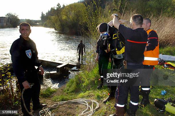 Des policiers et des pompiers s'affairent, le 21 avril 2006 sur les berges de la Vienne pres de Limoges, ou un homme de 44 ans et ses deux fils de 9...