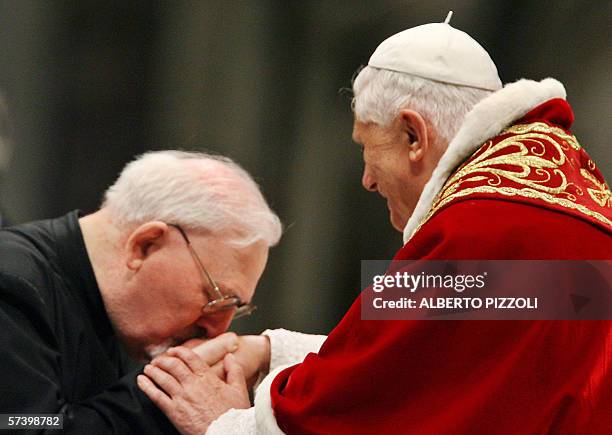 Pope Hand 433 Hans Pope Photos & High Res Pictures - Getty Images