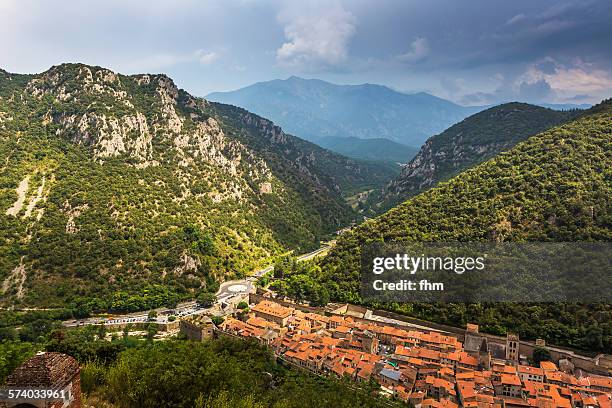 villefranche-de-conflent - pirenéus orientais imagens e fotografias de stock