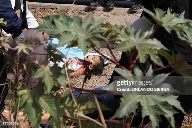 Los cadaveres de una nina y su madre asesinadas permanecen en un solar baldio de la colonia Villalobos, al sur de Ciudad de Guatemala, el 23 de abril...