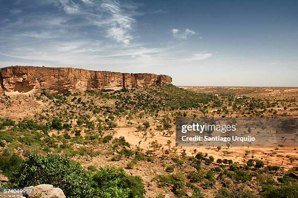 bandiagara escarpment and the plain below - dogon bezirk stock-fotos und bilder