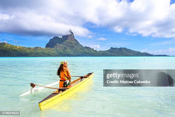 local tahitian woman in outrigger canoe, bora bora - french polynesia stock-fotos und bilder