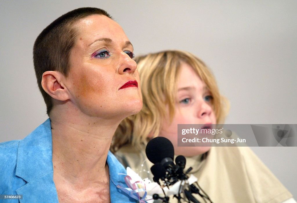 British Artist Alison Lapper Attends A News Conference With Her Son british-artist-alison-lapper-attends-a-news-conference-with-her-son