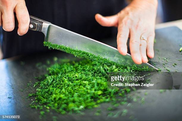 chopping parsley - kitchen knife 個照片及圖片檔