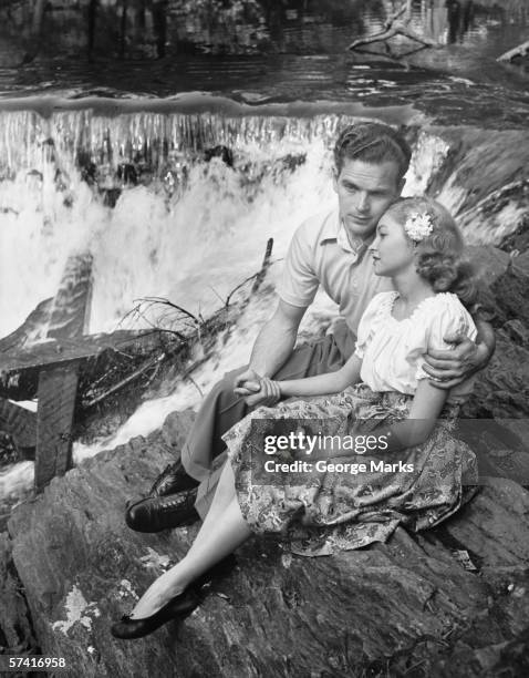 junges paar umarmen in der nähe von wasserfall, (b & w - 1940s couple stock-fotos und bilder